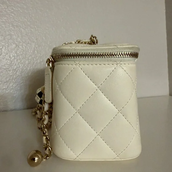 CHANEL Cream Quilted Leather Crossbody Vanity Bag with Gold Chain - Picture 4 of 16